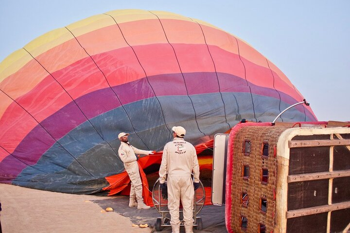 Experience the serene beauty of Dubai’s desert as the sun rises over stunning landscapes while hot air ballooning offers a unique perspective on this remarkable journey.